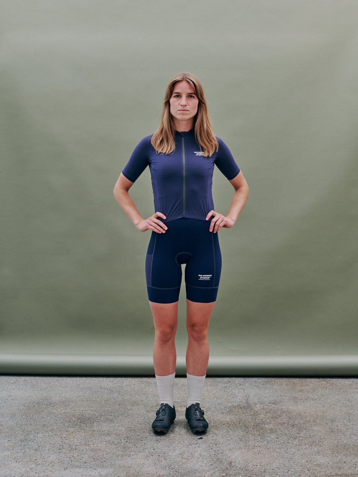 Culotte Corto Mujer PNS Escapism Light en Night Blue, sobre modelo de frente #Color_Night Blue