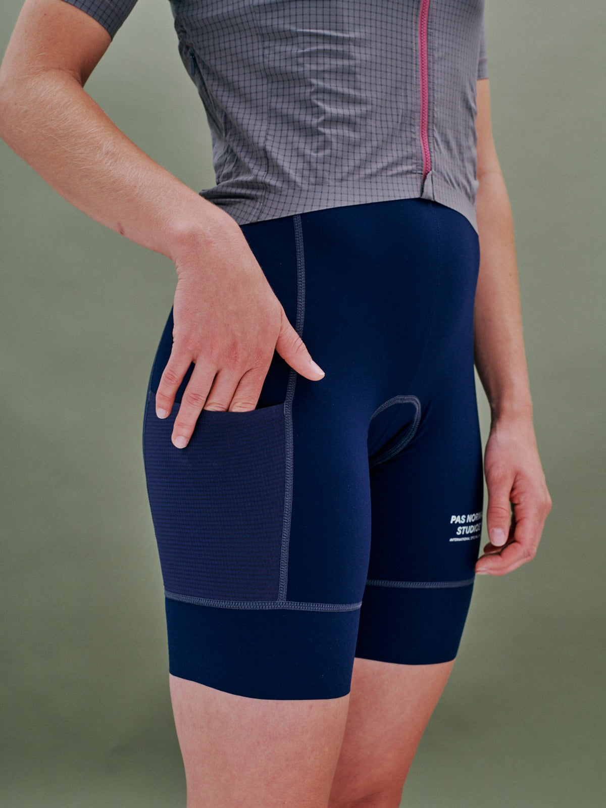 Culotte Corto Mujer PNS Escapism Light en Night Blue, detalle del bolsillo lateral #Color_Night Blue