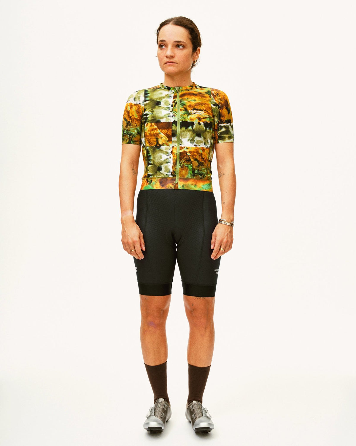 Culotte Corto Mujer PNS Essential en Black, sobre modelo de frente #Color_Black