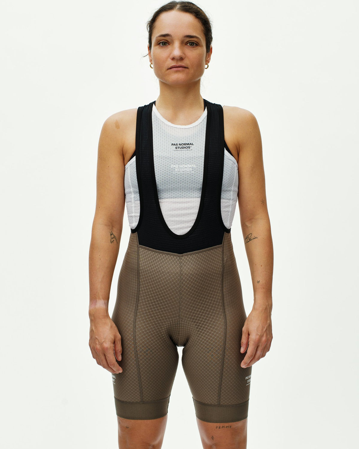 Culotte Corto Mujer PNS Essential en Earth, sobre modelo de frente #Color_Earth