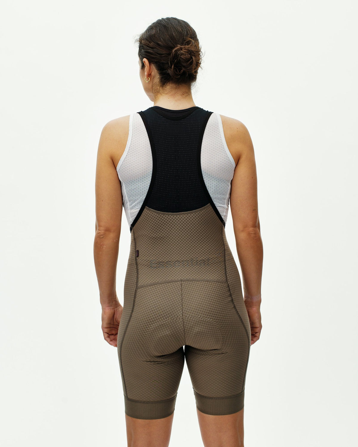 Culotte Corto Mujer PNS Essential en Earth, sobre modelo de espaldas #Color_Earth