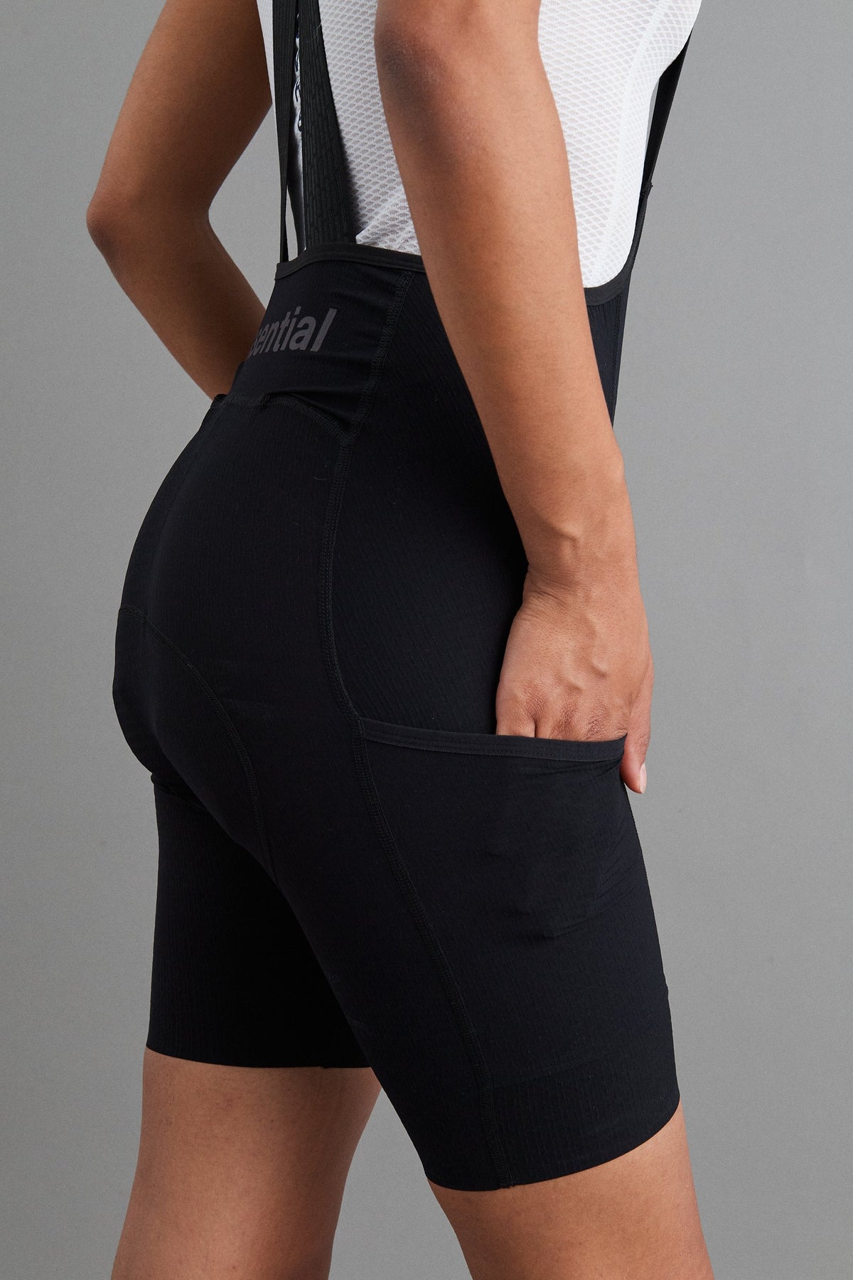 Culotte Corto Mujer PNS Essential Light en Black, detalle del bolsillo lateral #Color_Black