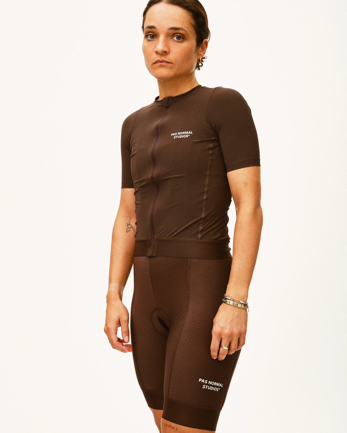 Culotte Corto Mujer PNS Essential en Light Brown, sobre modelo de frente #Color_Light Brown