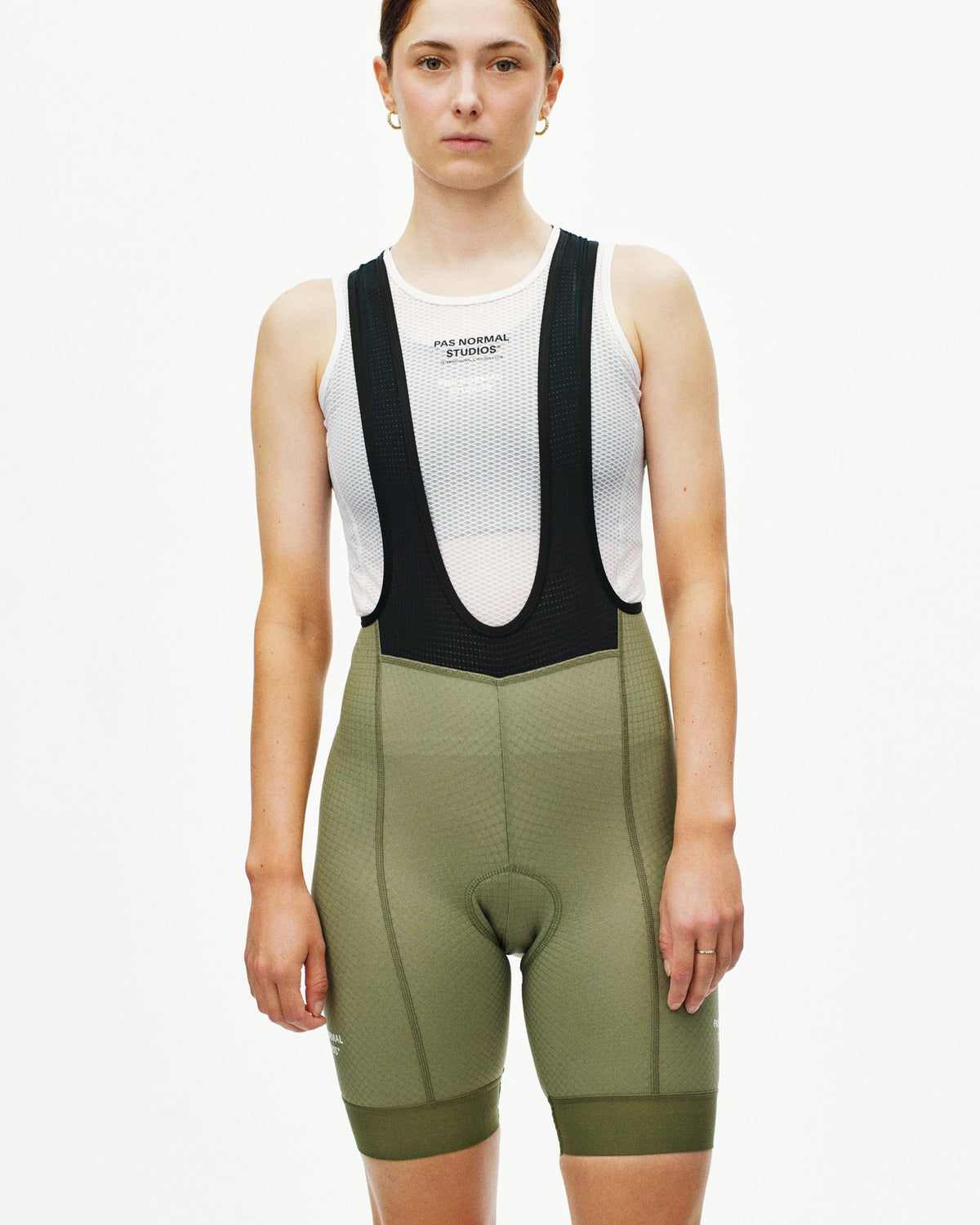 Culotte Corto Mujer PNS Essential en Light Olive, sobre modelo de frente #Color_Light Olive
