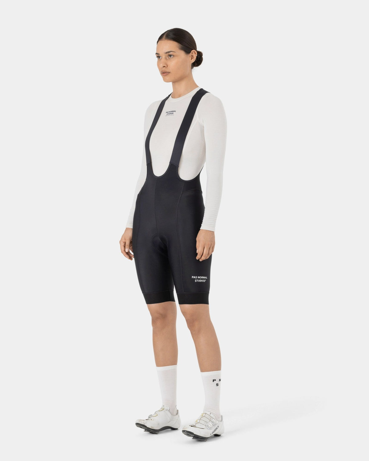 Culotte Corto Mujer PNS Essential Thermal en Black, sobre modelo de frente #Color_Black