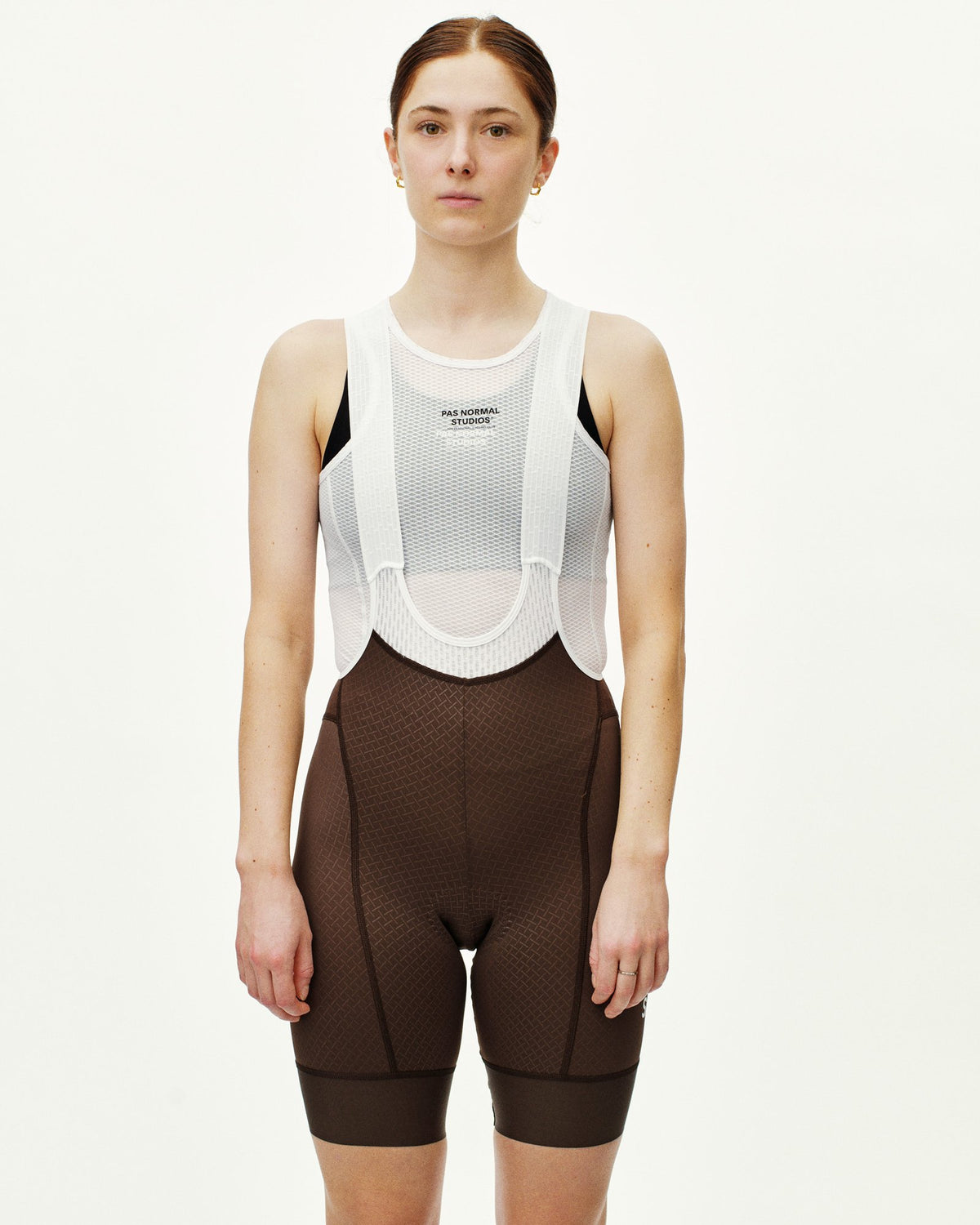 Culotte Corto Mujer PNS Mechanism en Light Brown, sobre modelo de frente #Color_Light Brown