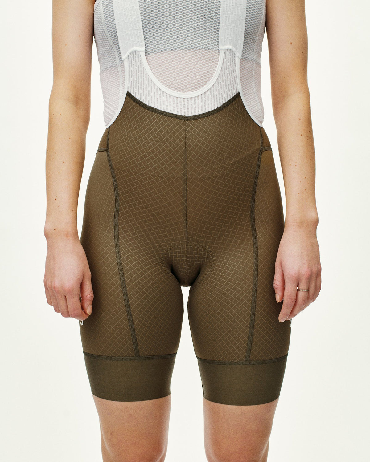 Culotte Corto Mujer PNS Mechanism en Mud, sobre modelo de frente #Color_Mud