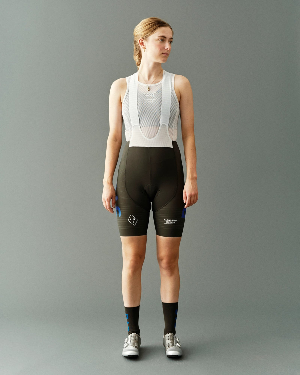 Culotte corto de mujer Pas Normal Studios PAS Mechanism Pro en Dark Olive, sobre modelo #Color_Dark Olive