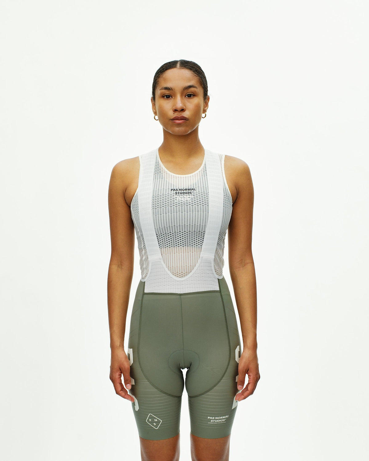 Culotte corto de mujer Pas Normal Studios PAS Mechanism Pro en Grey Moss, sobre modelo #Color_Grey Moss