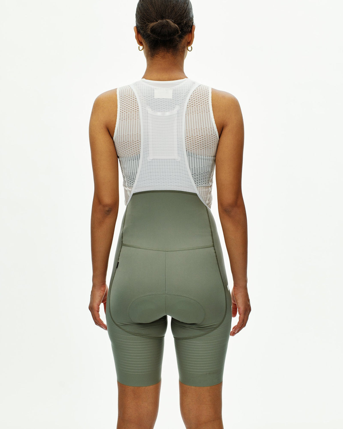 Culotte corto de mujer Pas Normal Studios PAS Mechanism Pro en Grey Moss, sobre modelo, vista trasera #Color_Grey Moss