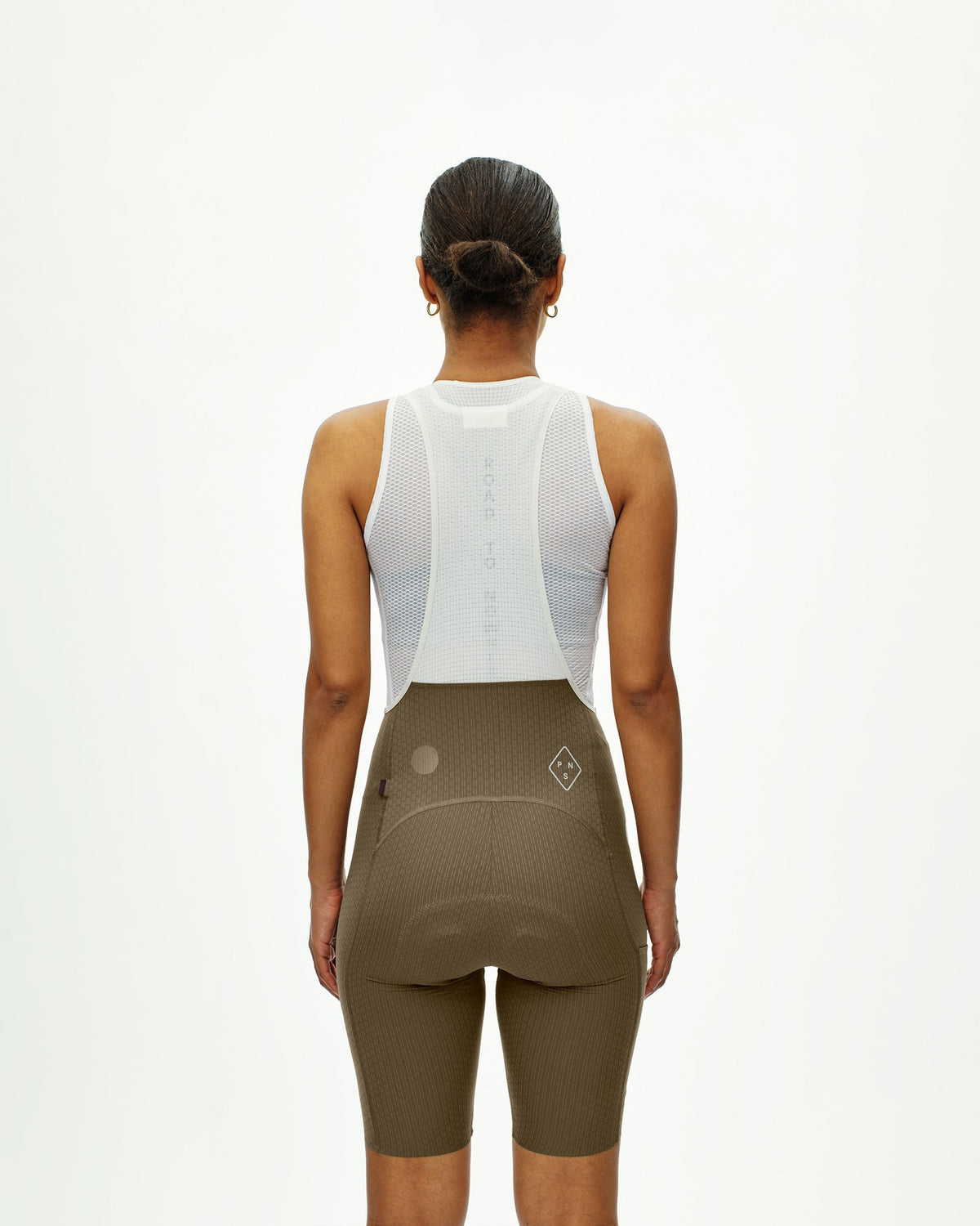 Culotte corto cargo de mujer Pas Normal Studios T.K.O. Essential Light en Dark Stone, sobre modelo, vista trasera #Color_Dark Stone