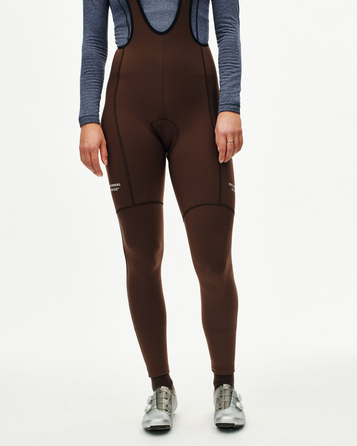 Culotte Largo Mujer PNS Essential Thermal en Light Brown, sobre modelo de frente #Color_Light Brown