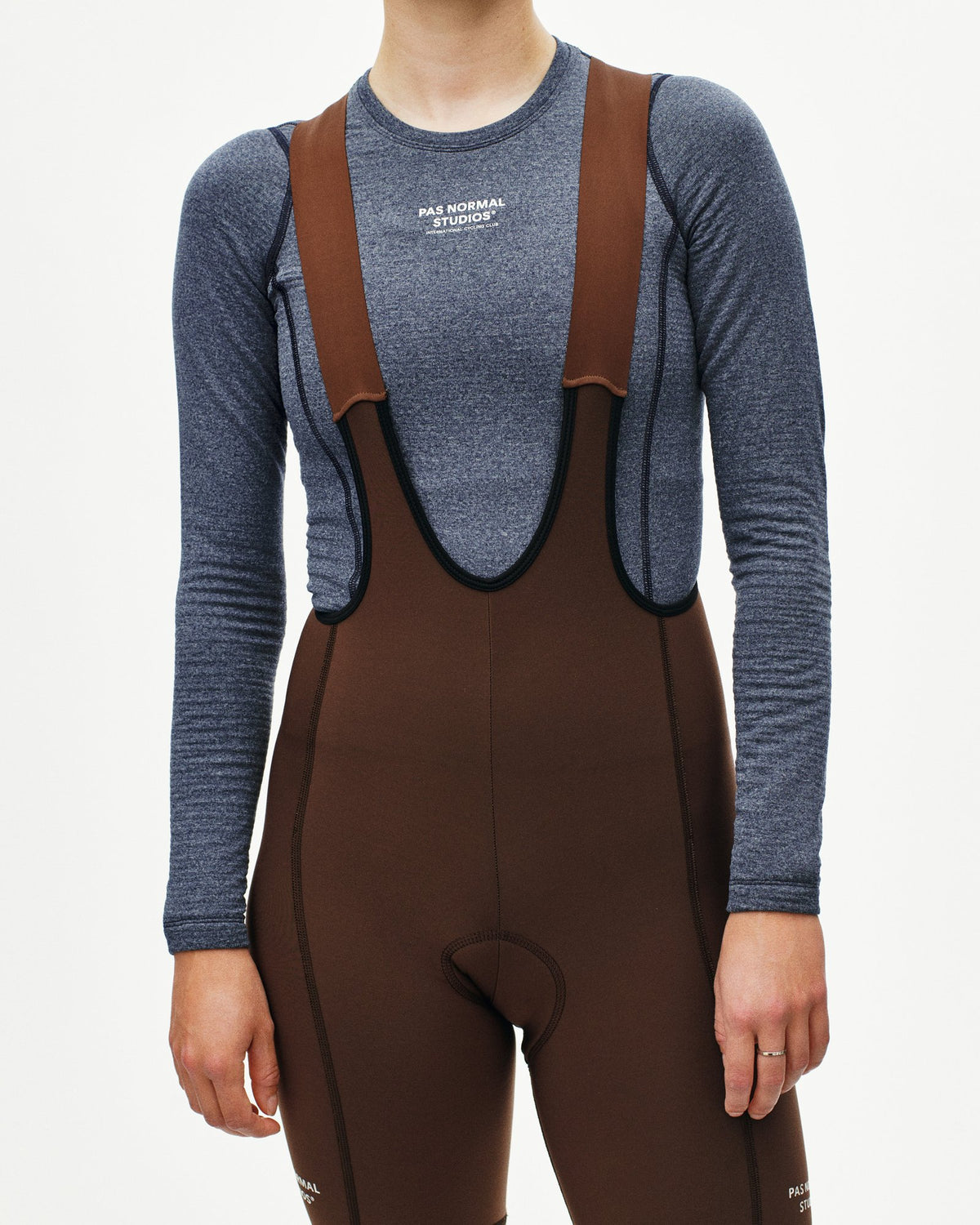 Culotte Largo Mujer PNS Essential Thermal en Light Brown, sobre modelo, conjunto completo #Color_Light Brown