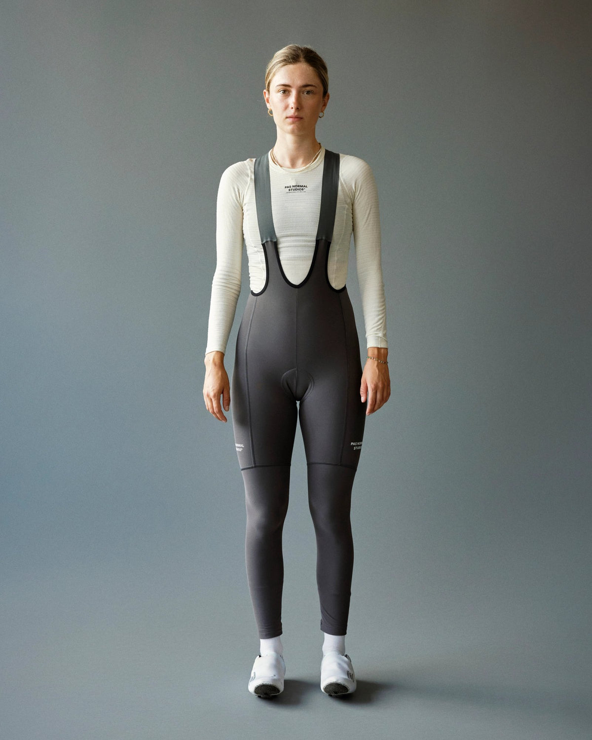 Culotte Largo Mujer PNS Essential Thermal en Stone Grey, sobre modelo de frente #Color_Stone Grey