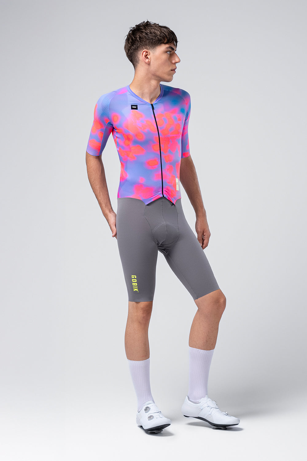 Mono Gobik Madison en Blue Jay, vista frontal sobre el modelo #Color_Blue Jay
