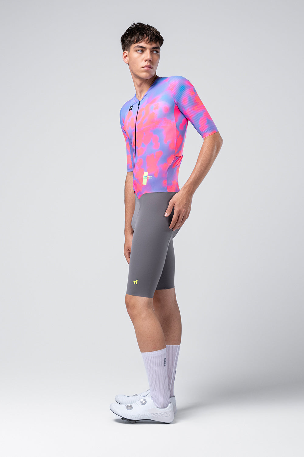 Mono Gobik Madison en Blue Jay, vista lateral sobre el modelo #Color_Blue Jay