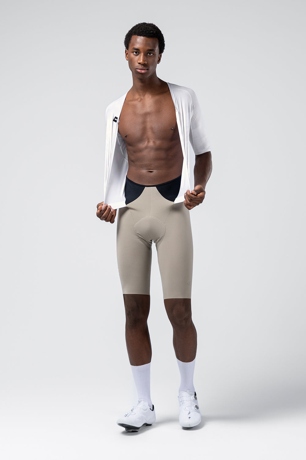 Mono Gobik Madison en Crisp, detalle del frontal sobre el modelo #Color_Crisp