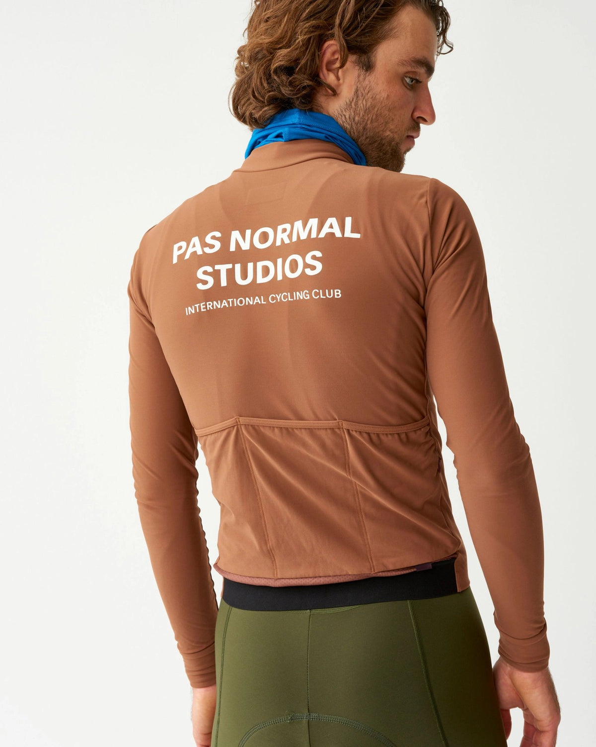 Maillot Largo Pas Normal Studios Mechanism en Hazel, vista trasera sobre ciclista #Color_Hazel