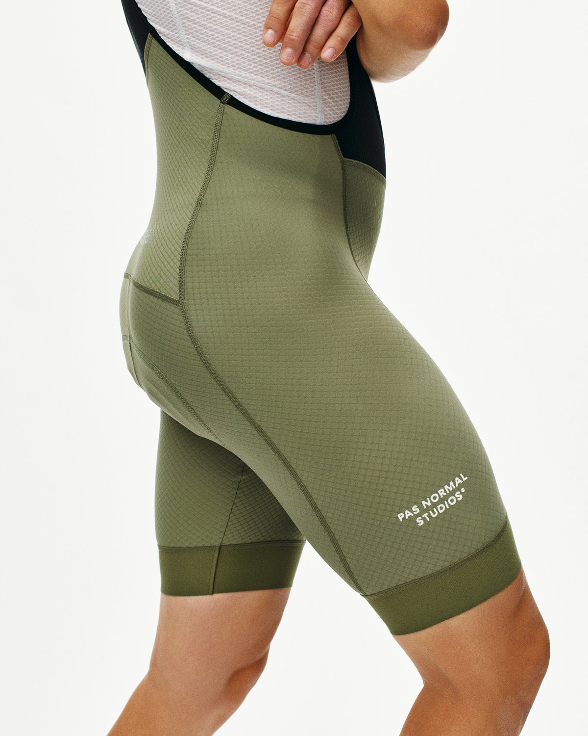 Culotte corto Pas Normal Studios Essential en Light Olive, llevado por el modelo, vista lateral #Color_Light Olive