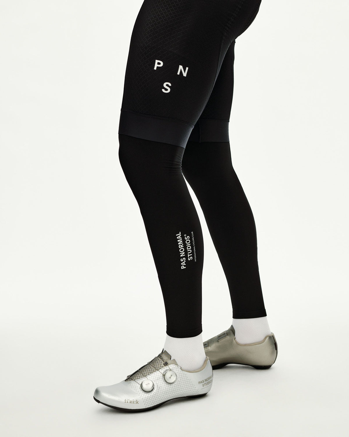 Logo Leg Warmers Black en uso #Color_Black