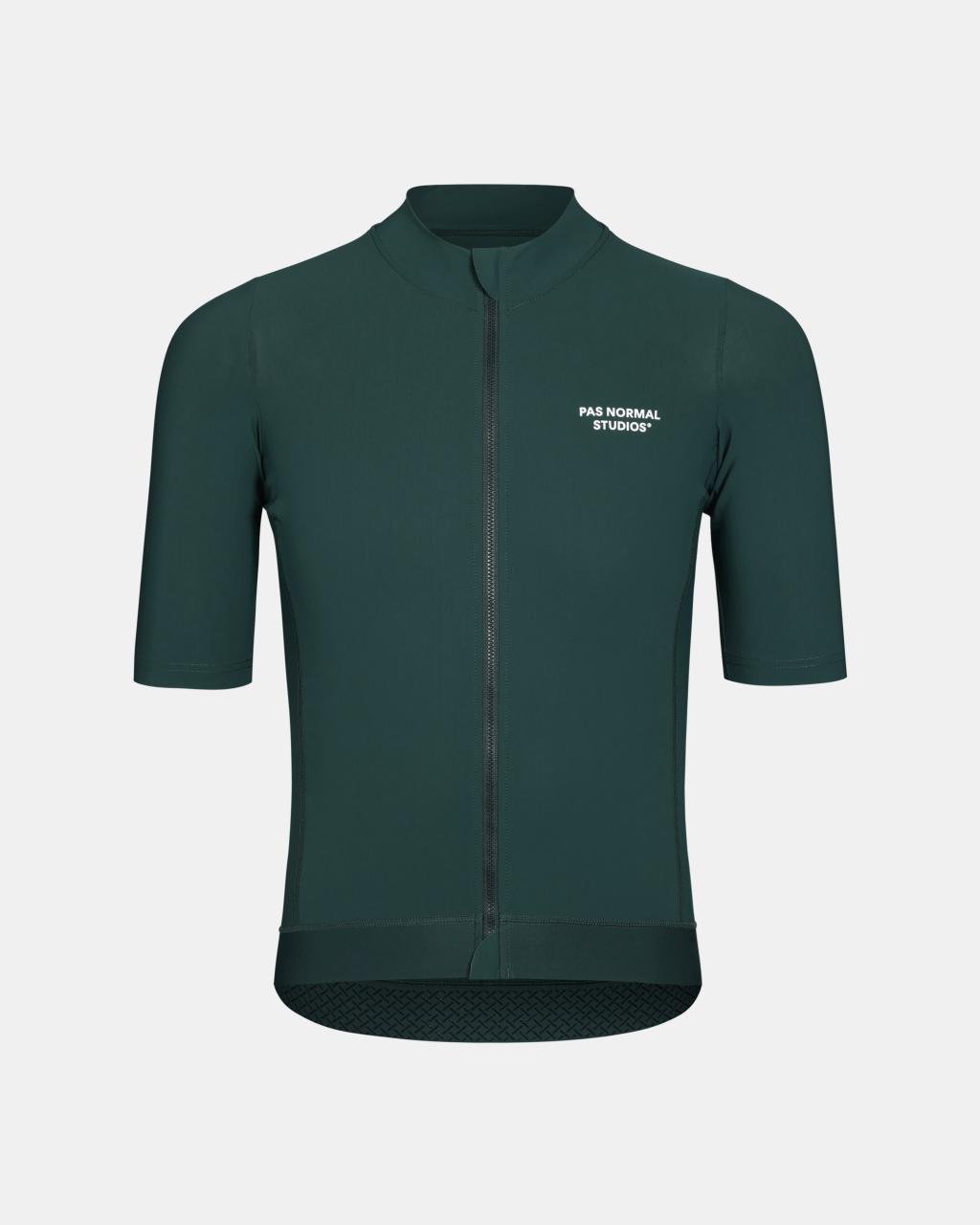Maillot Corto Pas Normal Studios Essential en Dark Petroleum, producto plano sobre fondo #Color_Dark Petroleum