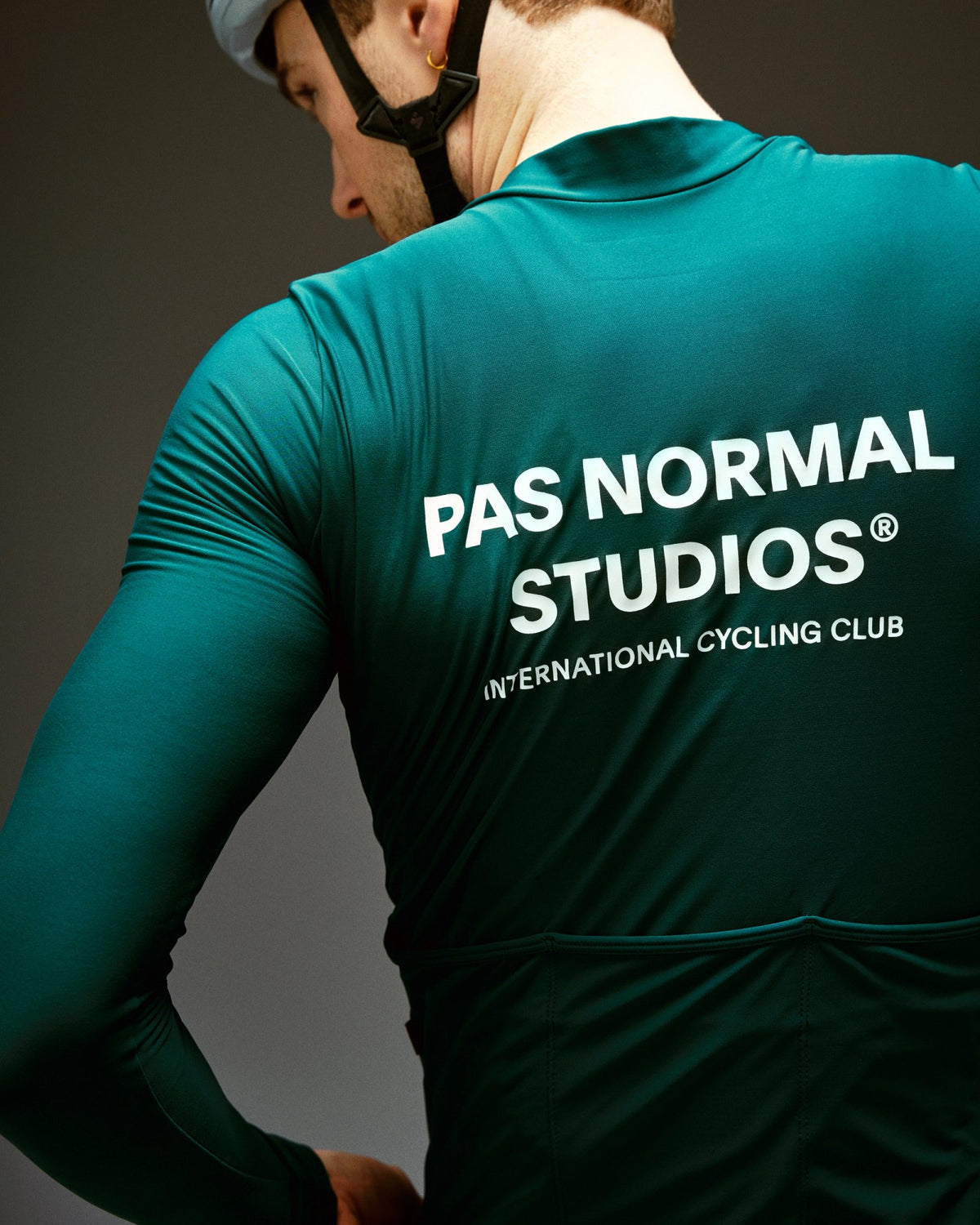Maillot Largo Pas Normal Studios Mechanism en Dark Petroleum, vista trasera sobre ciclista #Color_Dark Petroleum