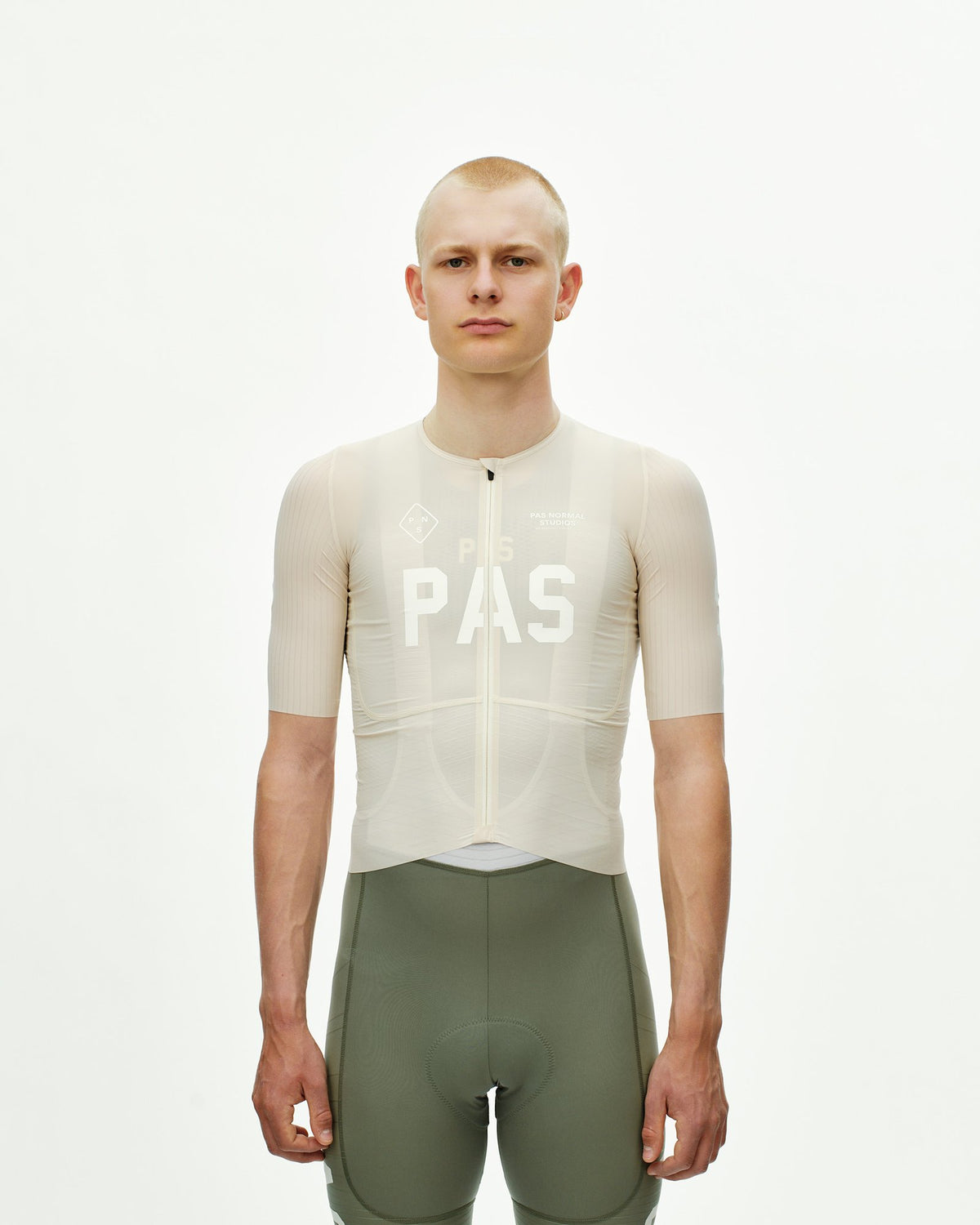 Maillot corto Pas Normal Studios PAS Mechanism Pro en Cream, sobre el ciclista #Color_Cream