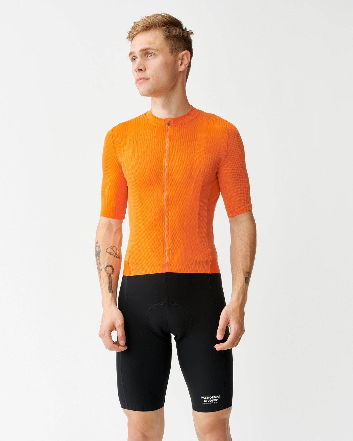 Maillot corto Pas Normal Studios Solitude Mesh en Bright Orange, sobre el ciclista #Color_Bright Orange