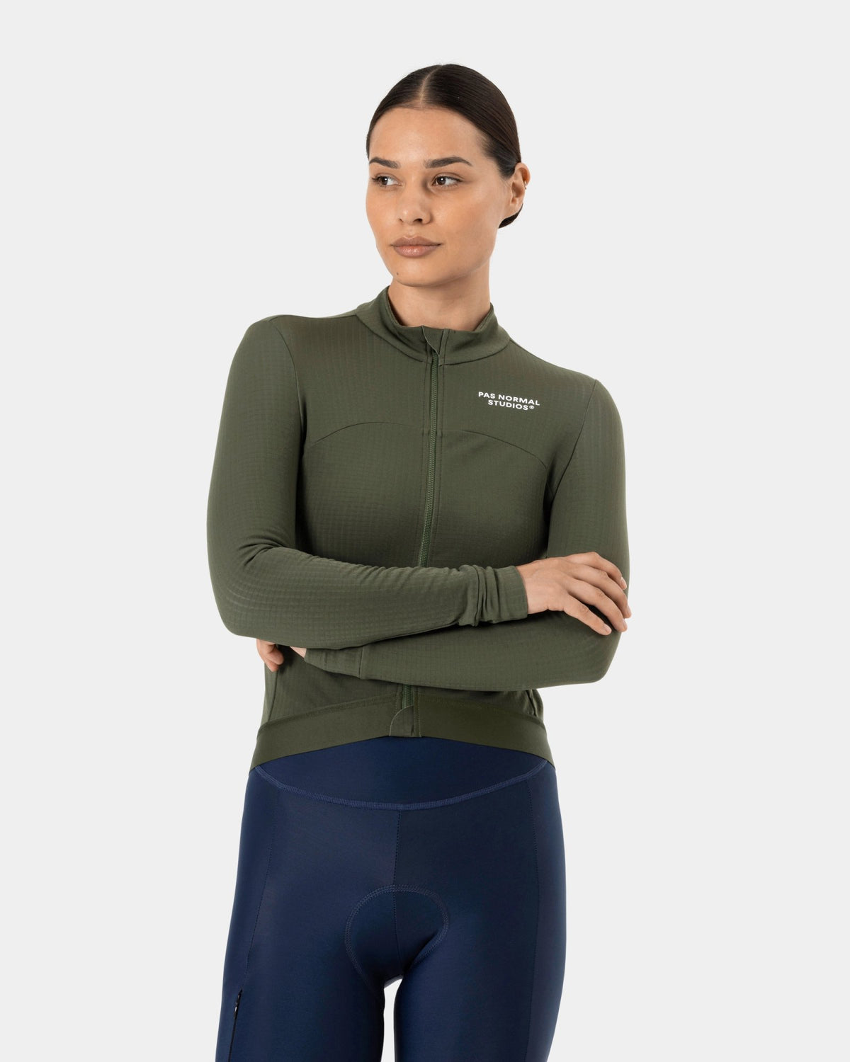 Maillot largo mujer Pas Normal Studios Essential en Olive, foto de modelo frontal #Color_Olive
