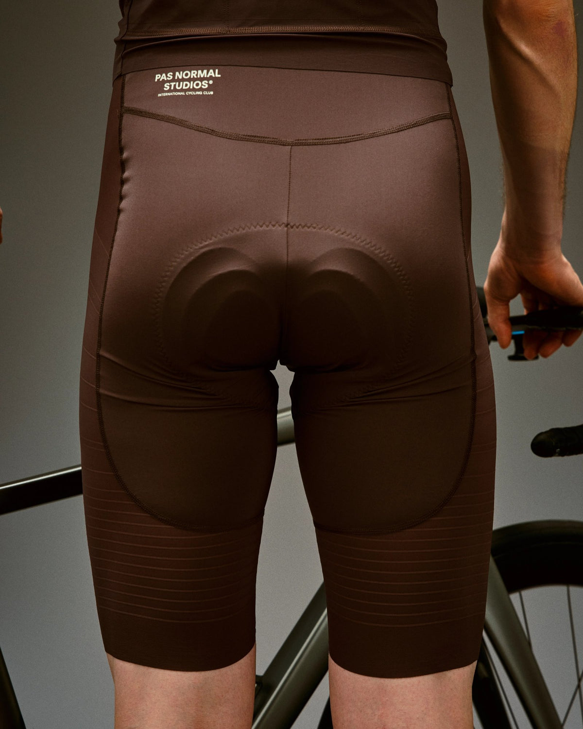 Culotte corto Pas Normal Studios Mechanism Pro en Light Brown, detalle trasero sobre el modelo #Color_Light Brown