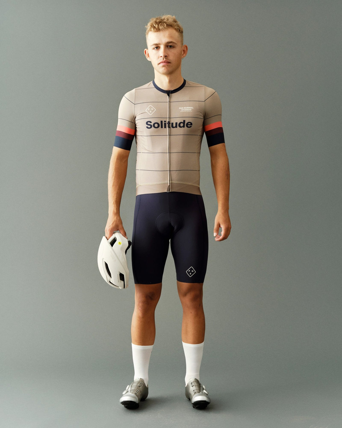 Maillot corto Pas Normal Studios Solitude Late Drop en Beige, sobre el ciclista #Color_Beige