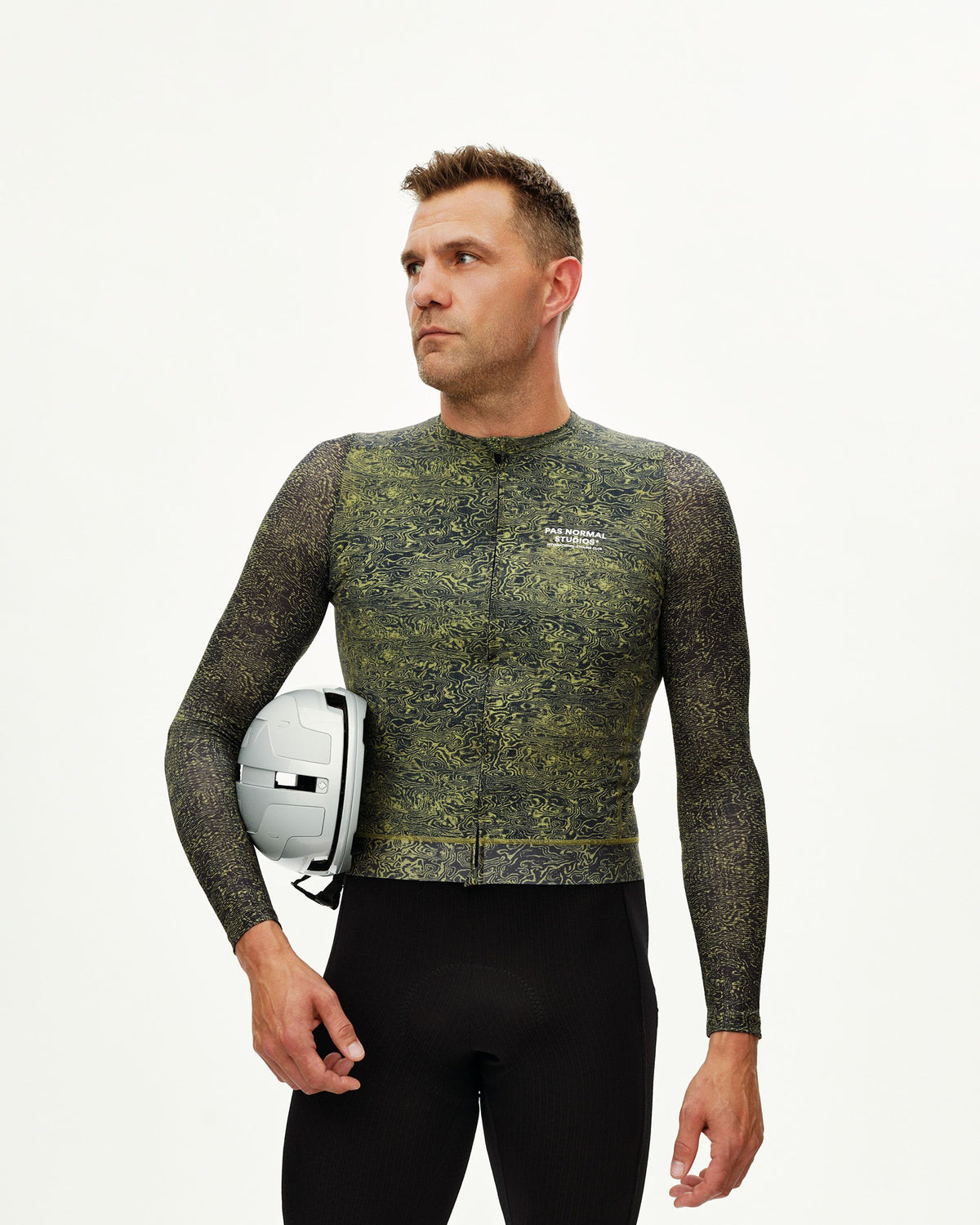 Maillot Largo Pas Normal Studios Essential Light en AOP Grain Dark Lime, vista frontal sobre ciclista #Color_AOP Grain Dark Lime