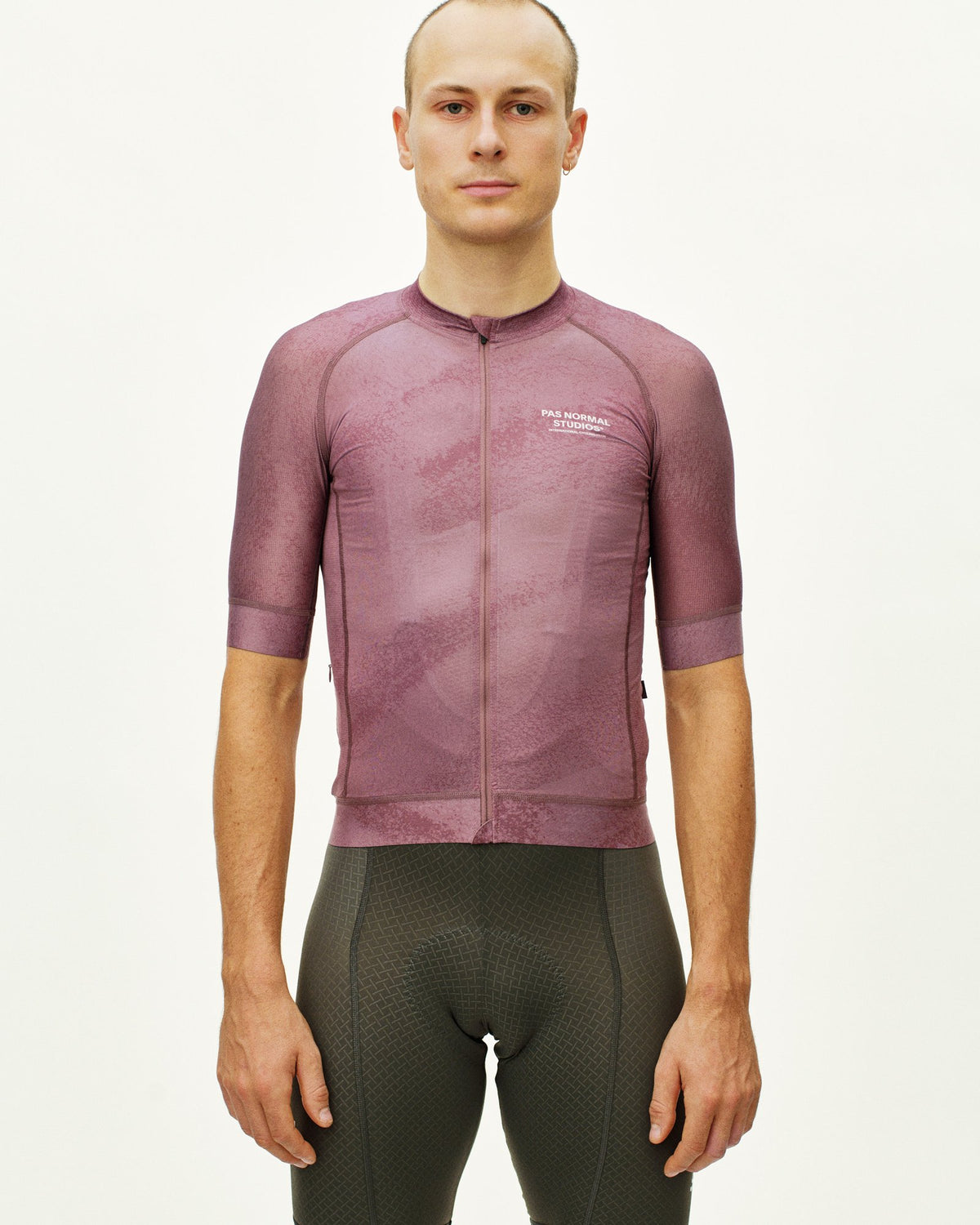 Maillot Corto Pas Normal Studios Mechanism en AOP Dark Mauve, vista frontal sobre ciclista #Color_AOP Dark Mauve