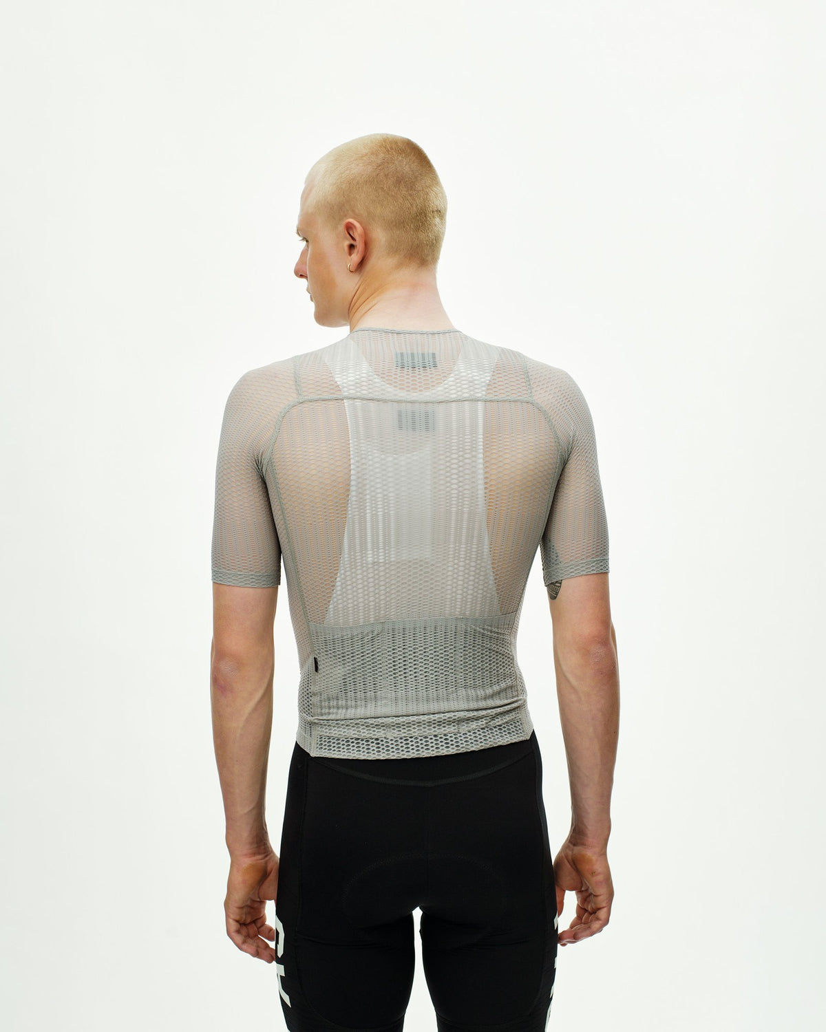 Maillot corto Pas Normal Studios PAS Mechanism Pro Zipless en Light Grey, de espaldas sobre el ciclista #Color_Light Grey