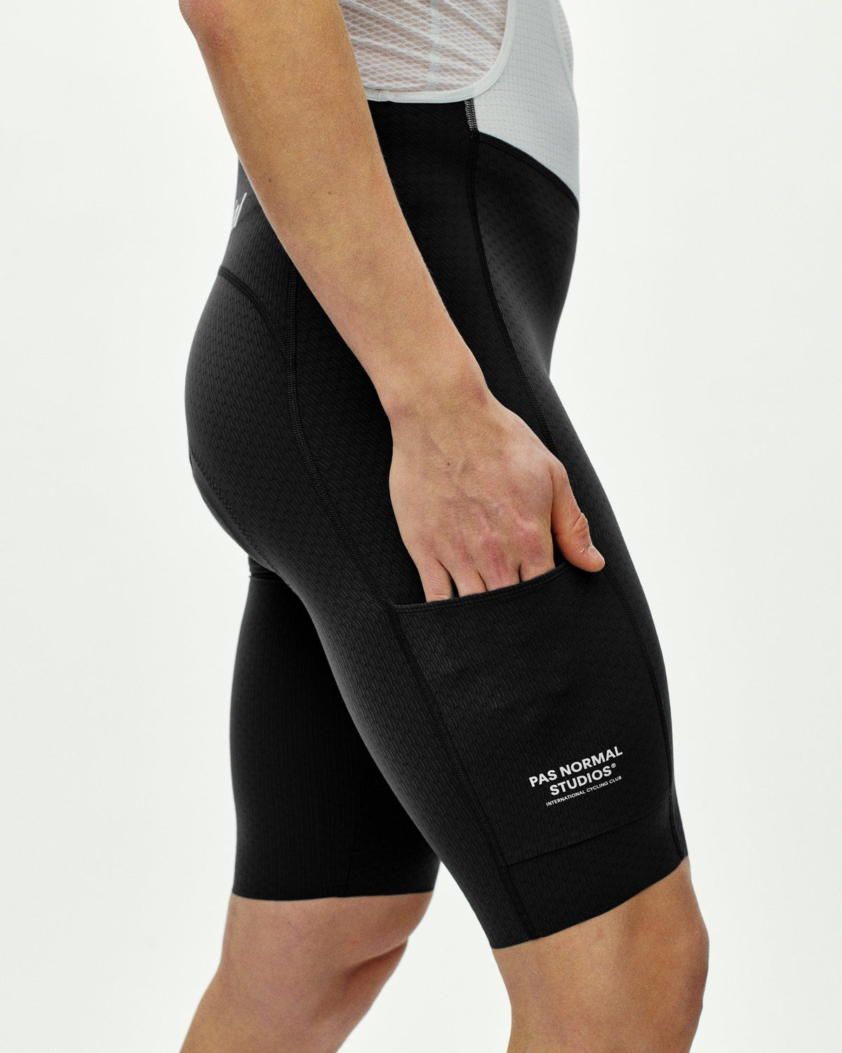 Culotte corto Pas Normal Studios Essential Light Cargo en Black, llevado por el modelo, detalle de la pernera #Color_Black