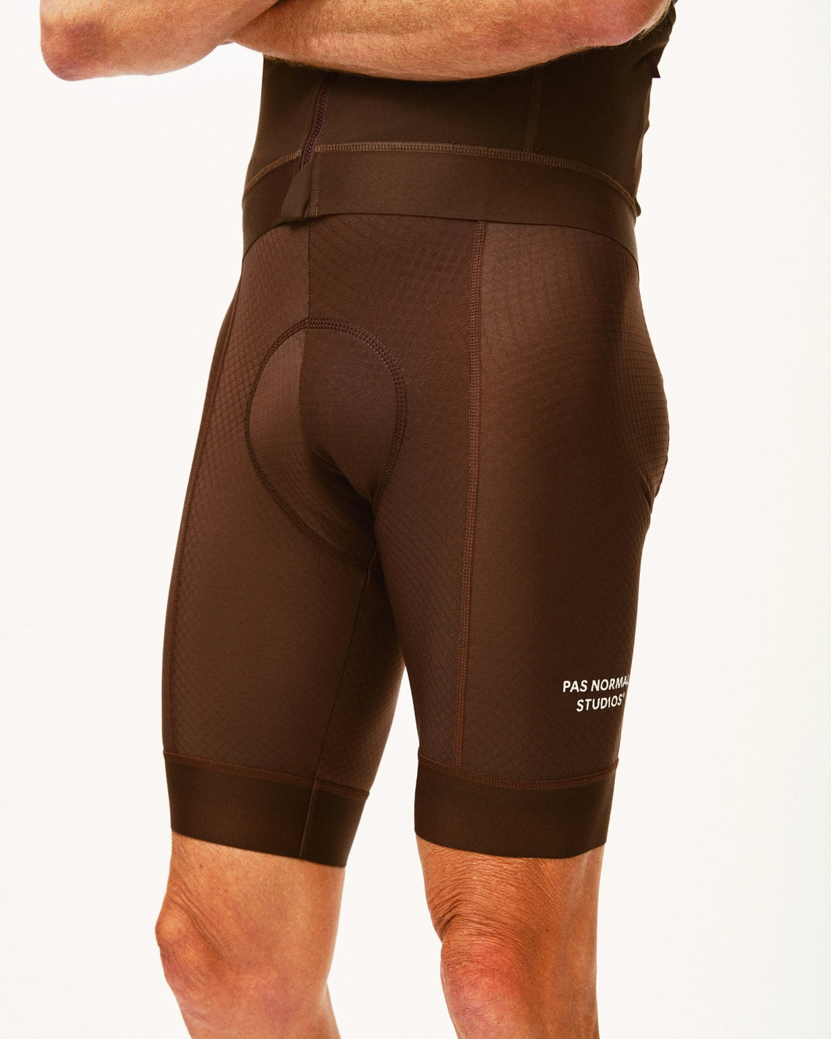 Culotte corto Pas Normal Studios Essential en Light Brown, llevado por el modelo, vista lateral #Color_Light Brown