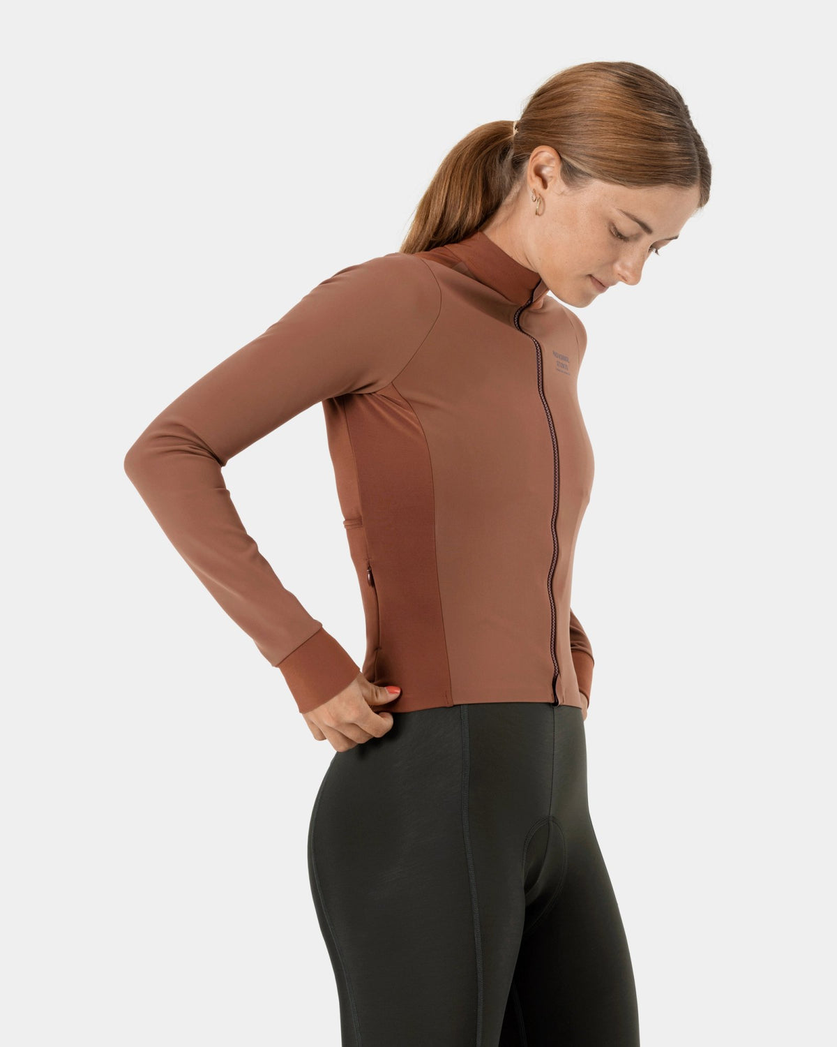 Maillot Mujer Pas Normal Studios Mechanism Thermal en Hazel, sobre ciclista #Color_Hazel