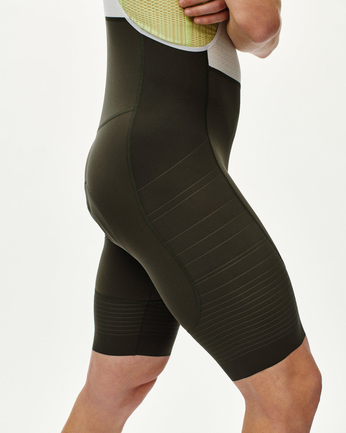 Culotte corto Pas Normal Studios Mechanism Pro en Dark Olive, detalle lateral de la pernera #Color_Dark Olive