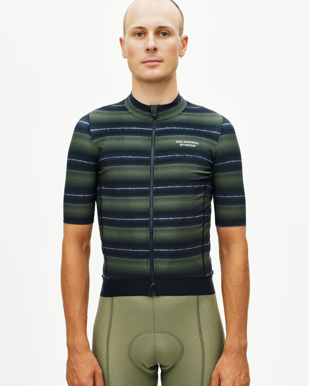 Maillot Corto Pas Normal Studios Essential en Light Olive Stripe, vista frontal sobre ciclista #Color_Light Olive Stripe