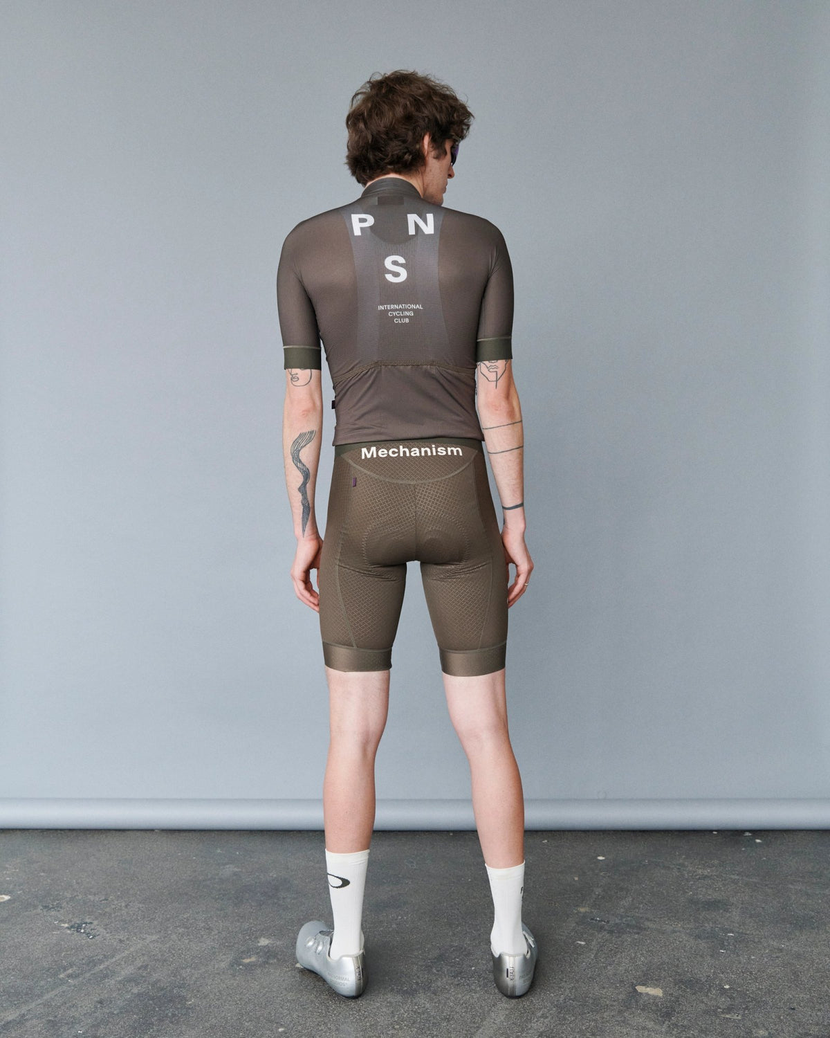Culotte corto Pas Normal Studios Oakley Mechanism en Black Olive, llevado por el modelo, vista trasera #Color_Black Olive