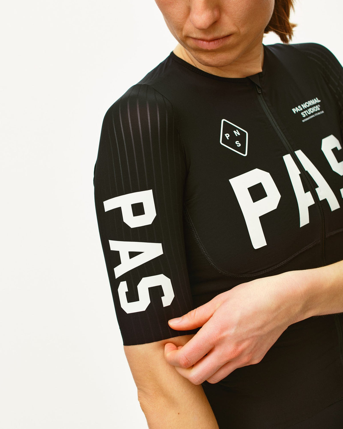 Maillot Mujer Pas Normal Studios PAS Mechanism Pro en Black, sobre ciclista, vista trasera #Color_Black