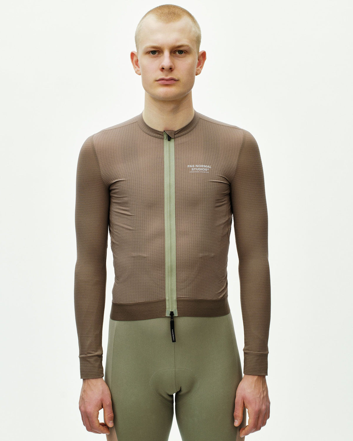Maillot Largo Pas Normal Studios Escapism en Stone Brown, vista frontal sobre ciclista #Color_Stone Brown