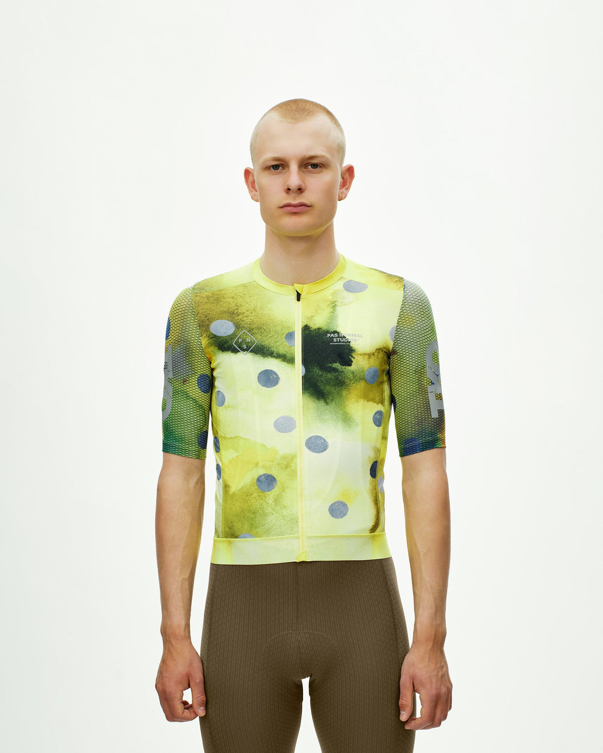 Maillot corto Pas Normal Studios T.K.O. Essential Light en T.K.O. Yellow, sobre el ciclista #Color_T.K.O. Yellow