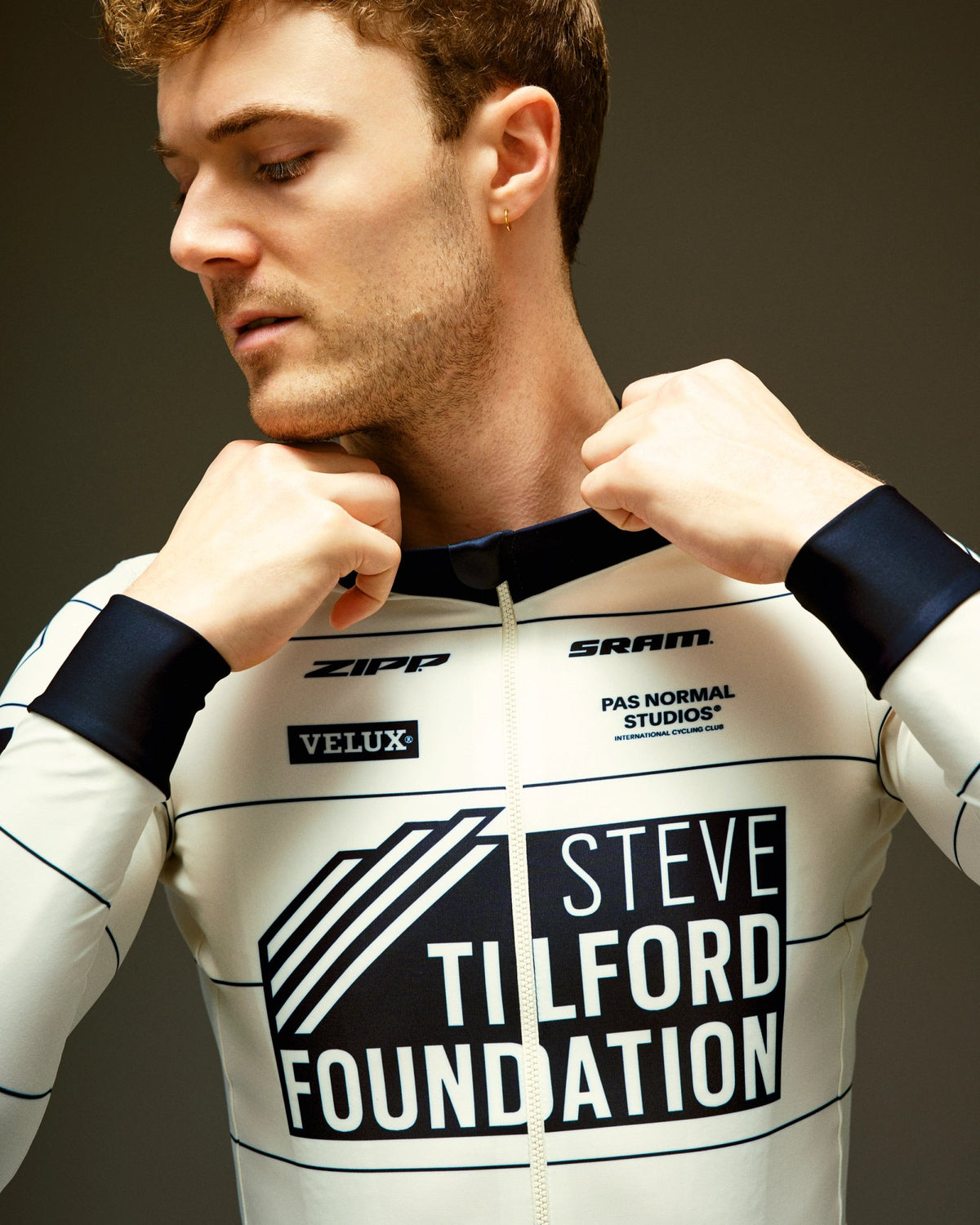 Maillot largo Pas Normal Studios STFR Mechanism en Off White, sobre el ciclista #Color_Off White