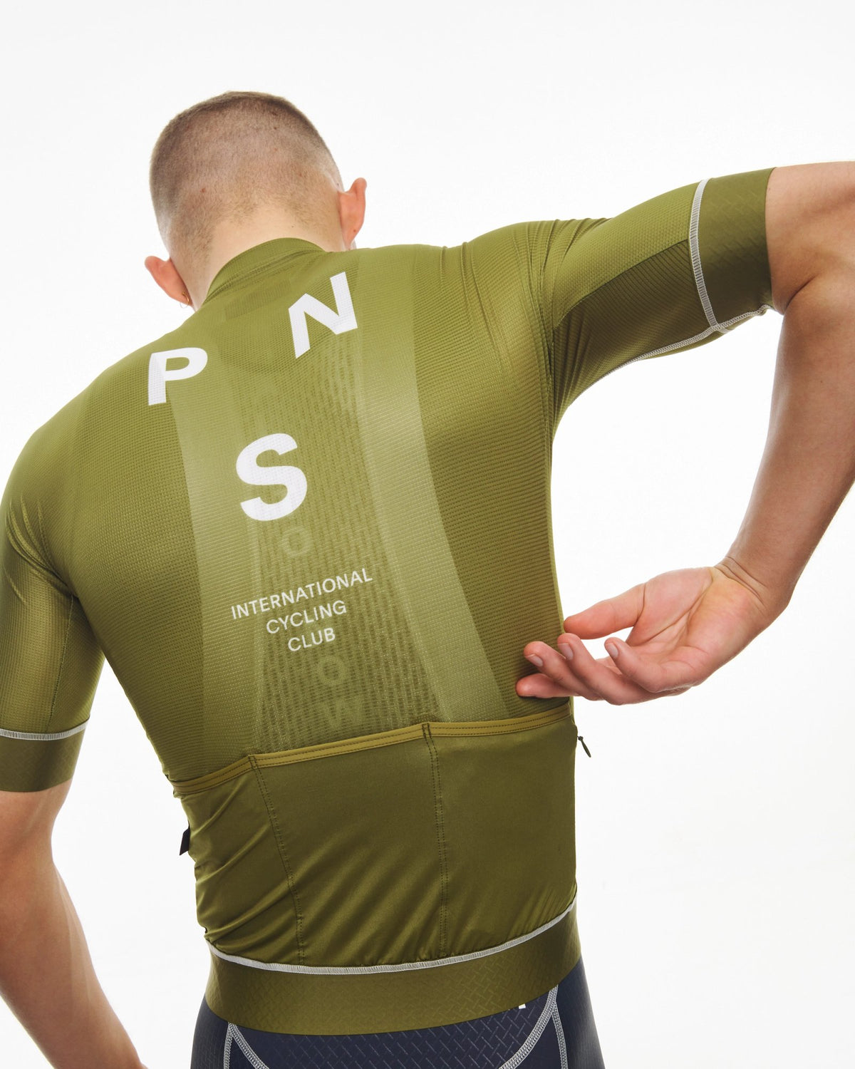 Maillot Corto Pas Normal Studios Mechanism en Deep Green, vista trasera sobre ciclista #Color_Deep Green