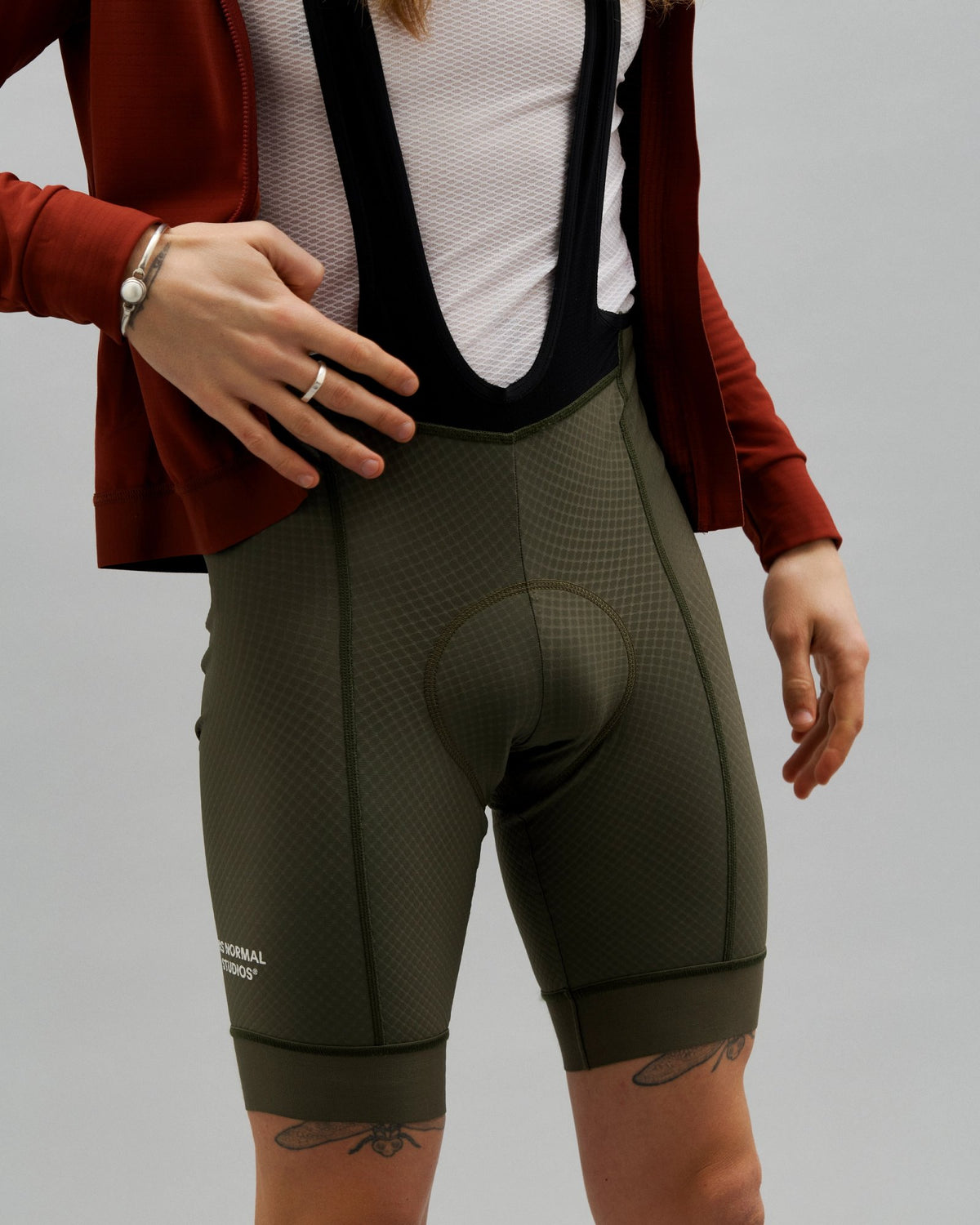 Culotte corto Pas Normal Studios Essential en Olive Green, llevado por el modelo, vista frontal #Color_Olive Green