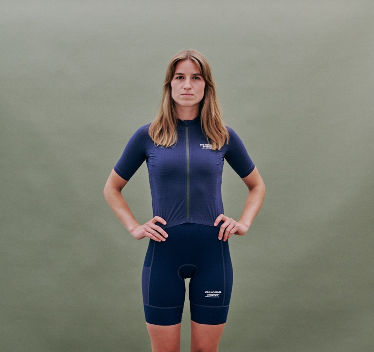 Maillot corto de mujer Pas Normal Studios Escapism Light en Night Blue, sobre la ciclista #Color_Night Blue