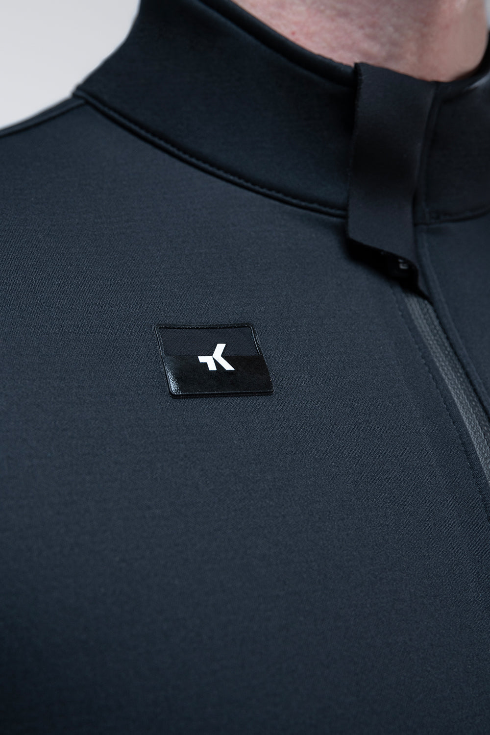 Chaqueta Gobik Skimo Solid en Ink Black, detalle del cuello y el logotipo #Color_Ink Black