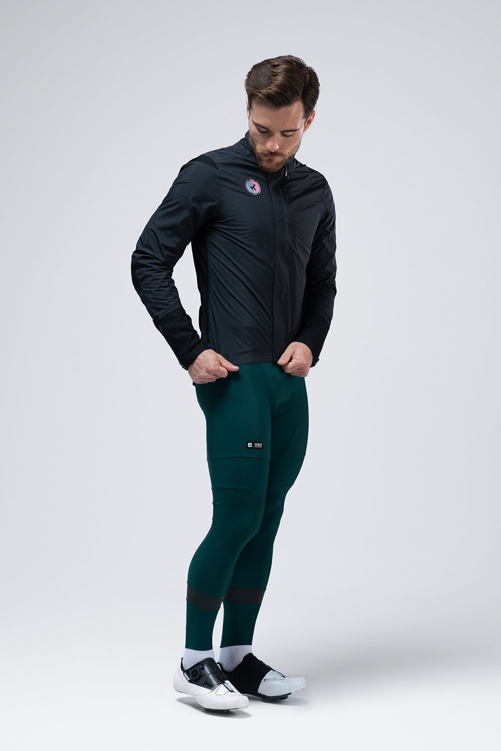 Chaqueta Gobik Superarmour en Royal Black, vista frontal de cuerpo entero sobre modelo masculino #Color_Royal Black