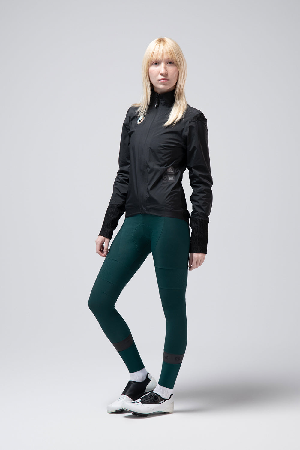 Chaqueta Gobik Superarmour en Royal Black, vista de tres cuartos de cuerpo entero sobre modelo femenino #Color_Royal Black